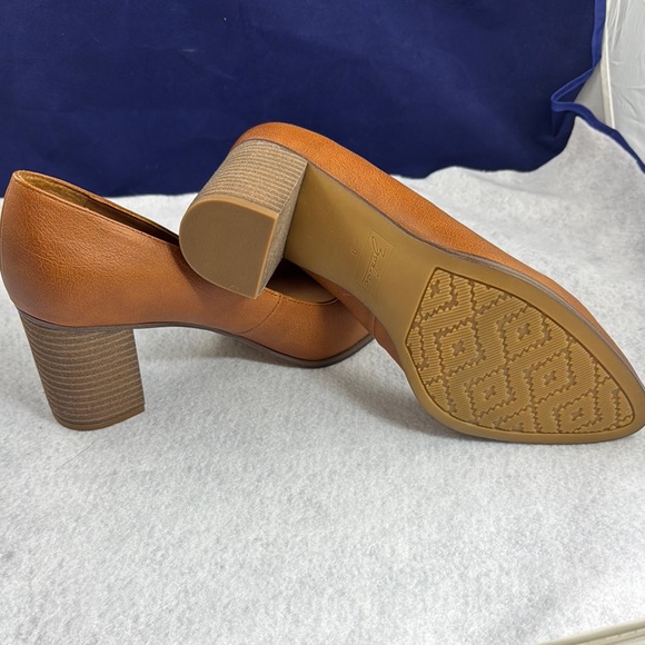Zodiac Women's Brown Pumps - Picture 5 of 5